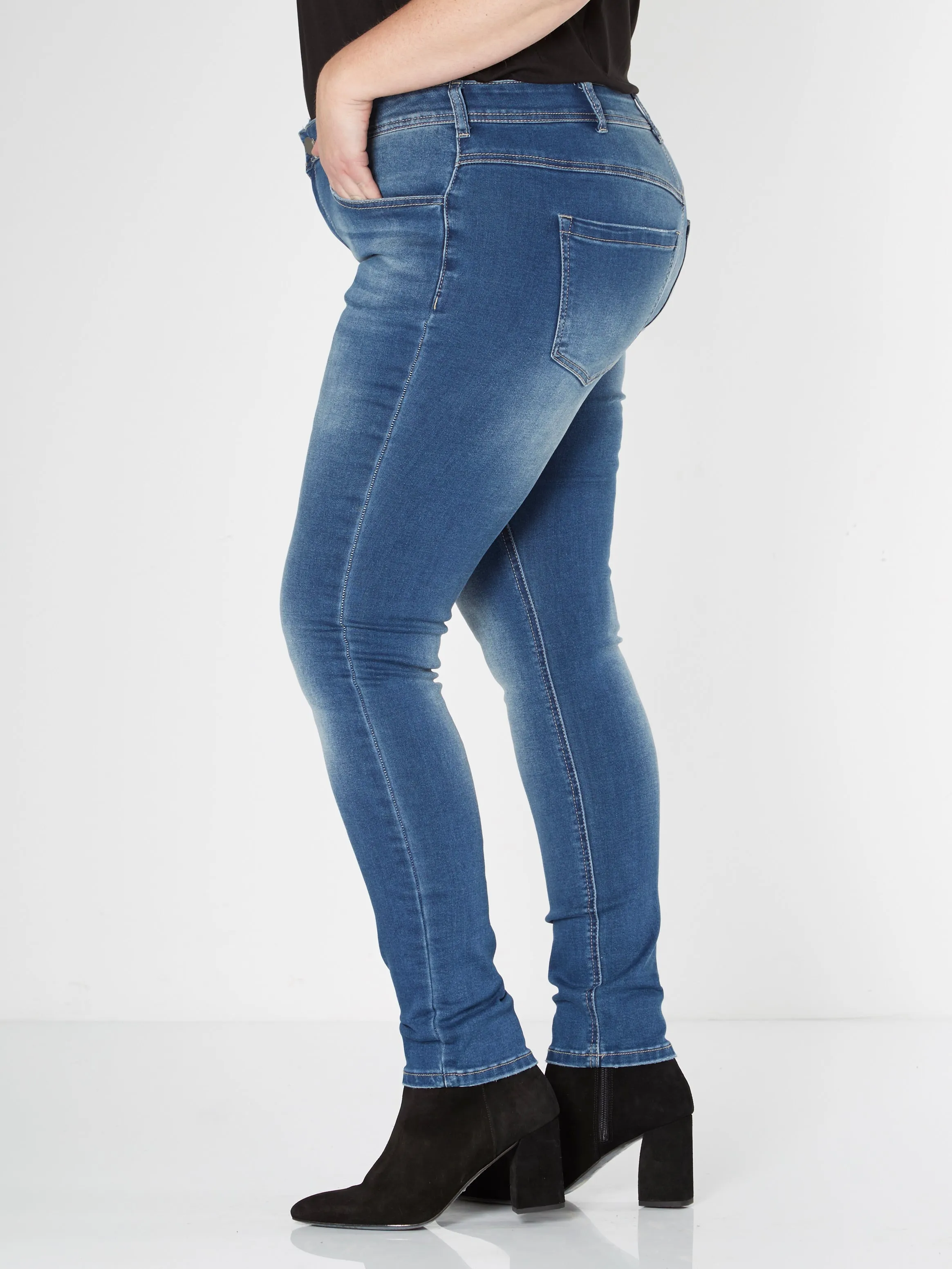 CAMILLA JEANS IN KLASSISCHER WASCHUNG - Denim blue