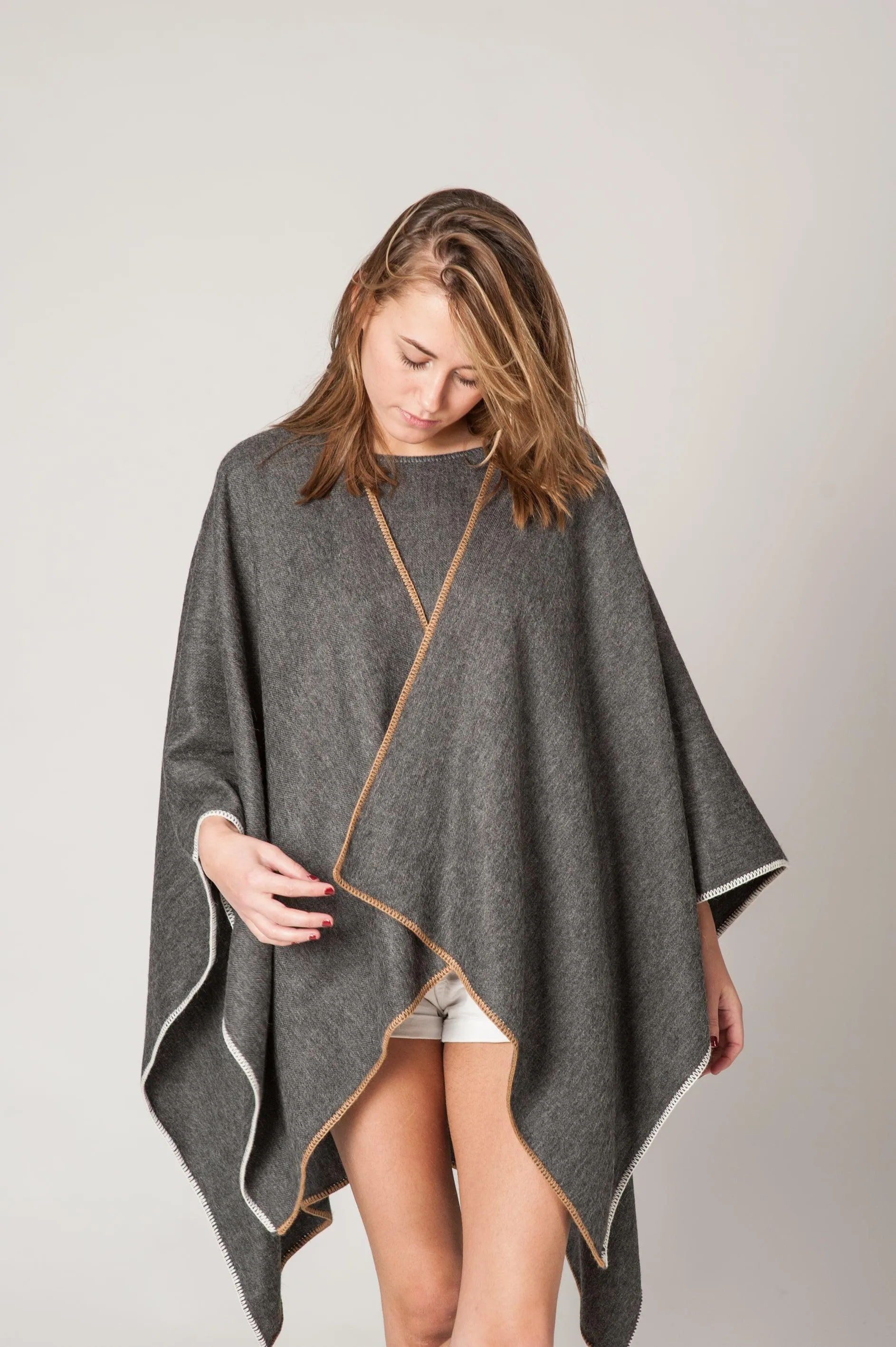 Poncho  o capa en Baby alpaca sin flecos color gris oscuro